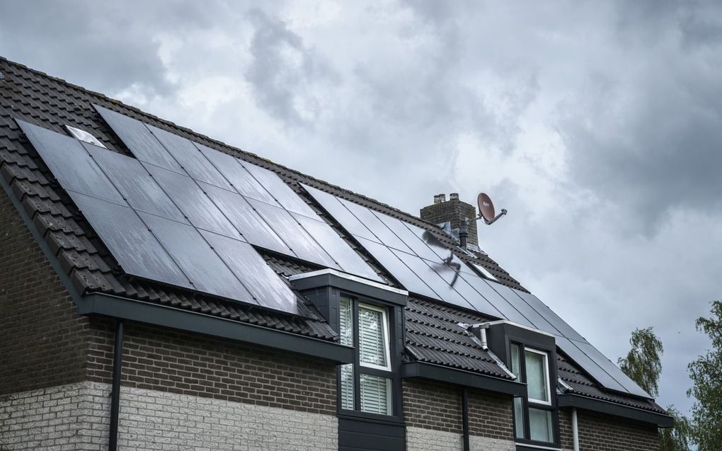 De onzekerheid op de gasmarkt stuwen de energieprijzen omhoog. Veel huishoudens zoeken daarom naar alternatieven, zoals zonnepanelen. beeld ANP, Kees van de Veen