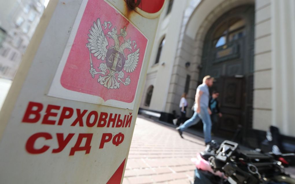 Het embleem van het Russische Hooggerechtshof buiten het gebouw van het hof in Moskou. beeld EPA, Maxim Shipenkov