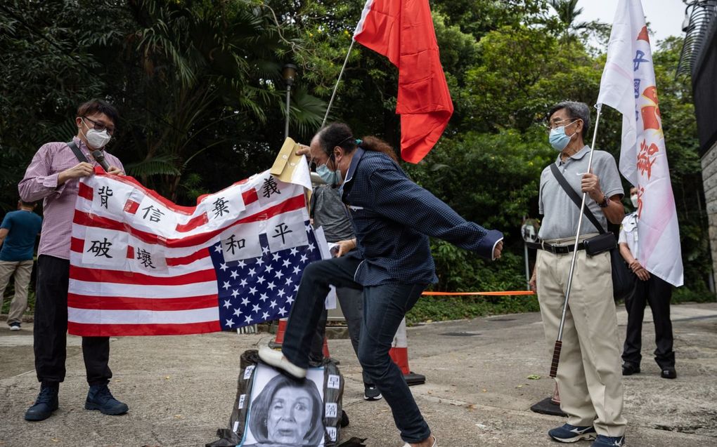 Pro-Chinese betogers in Hongkong trappen op een foto van Nancy Pelosi, voorzitter van het Amerikaanse Huis van Afgevaardigen, uit protest tegen haar bezoek aan Taiwan. beeld EPA, Jerome Favre