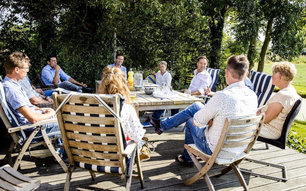 Minister-president Mark Rutte spreekt op een melkveebedrijf met boeren over de stikstofplannen. beeld ANP, Sem van der Wal