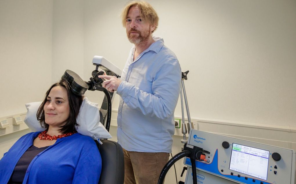 Prof. Alexander Sack in actie. De helft van de patiënten met een depressie knapt op na een behandeltraject met magnetische hersenstimulatie. beeld Jean-Pierre Geusens