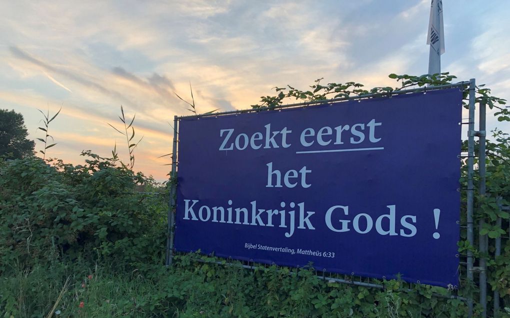 Banner met Bijbeltekst langs een weg in Katwijk. beeld RD