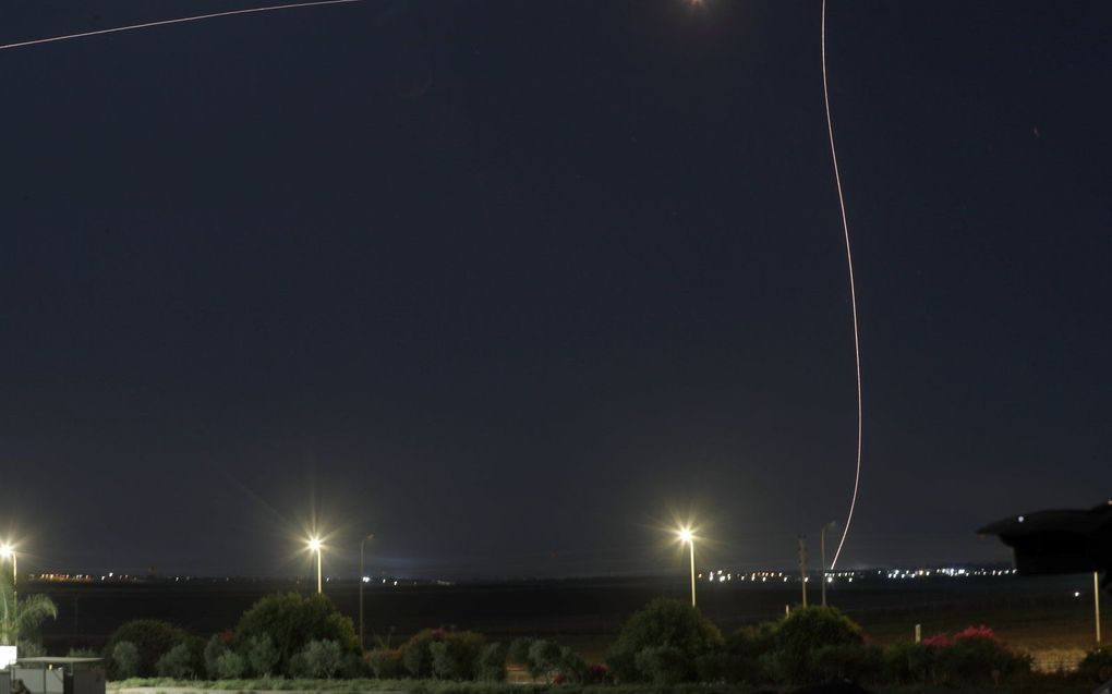 Iron Dome onderschept raketten vanuit de Gazastrook. beeld EPA, ATEF SAFADI
