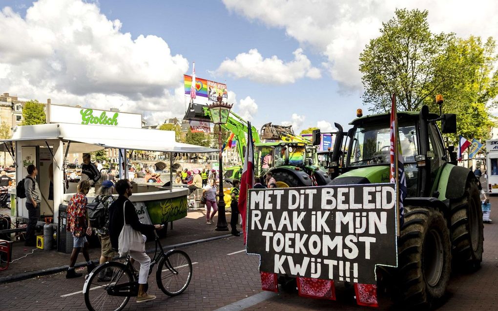 Sommige boeren protesteerden zaterdag ook tijdens de Gaypride in Amsterdam. beelds ANP