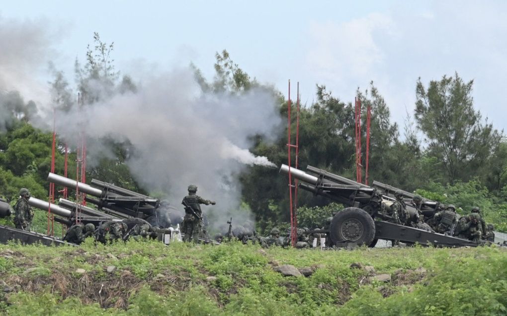 Taiwanese militaire soldaten vuren de 155-inch houwitsers af tijdens een live fire anti-landingsoefening in het district Pingtung, Zuid-Taiwan. beeld AFP, Sam Yeh