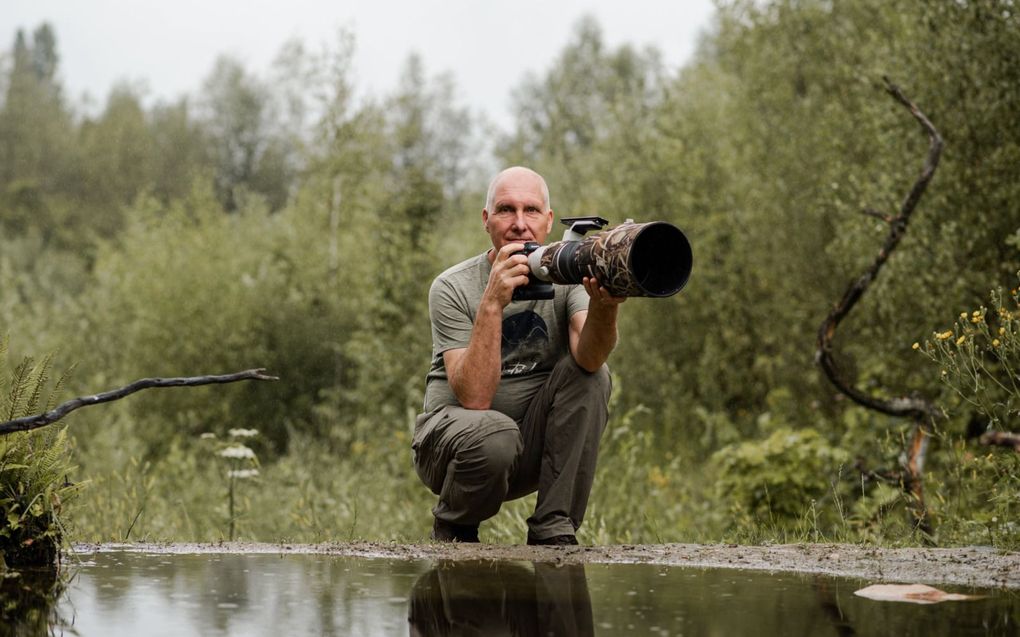 Natuurfotograaf Han Bouwmeester bij de vijver van een van zijn fotohutten. beeld Speechless Photography