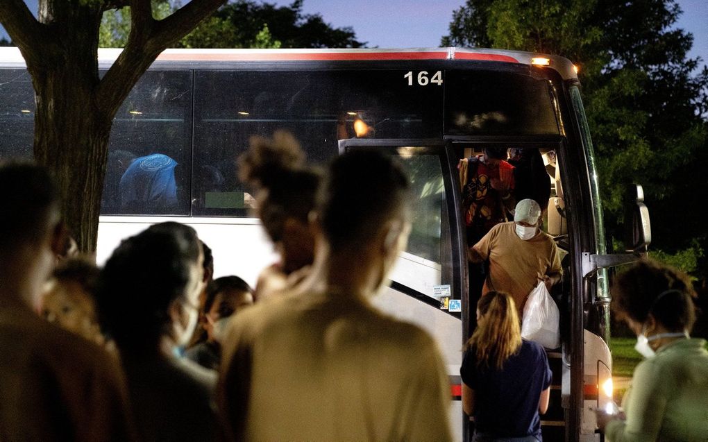 Migranten uit Venezuela, die aan boord gingen van een bus in Del Rio, Texas, stappen uit bij het Amerikaanse Capitool in Washington, DC. beeld AFP, Stefani Reynolds