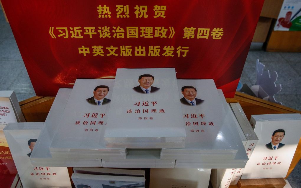 China is een sinistere staat geworden, stelt International Christian Concern. Op de foto een boek van de Chinese leider Xi Jinping in een boekhandel in Peking. beeld EPA, Mark R. Christino