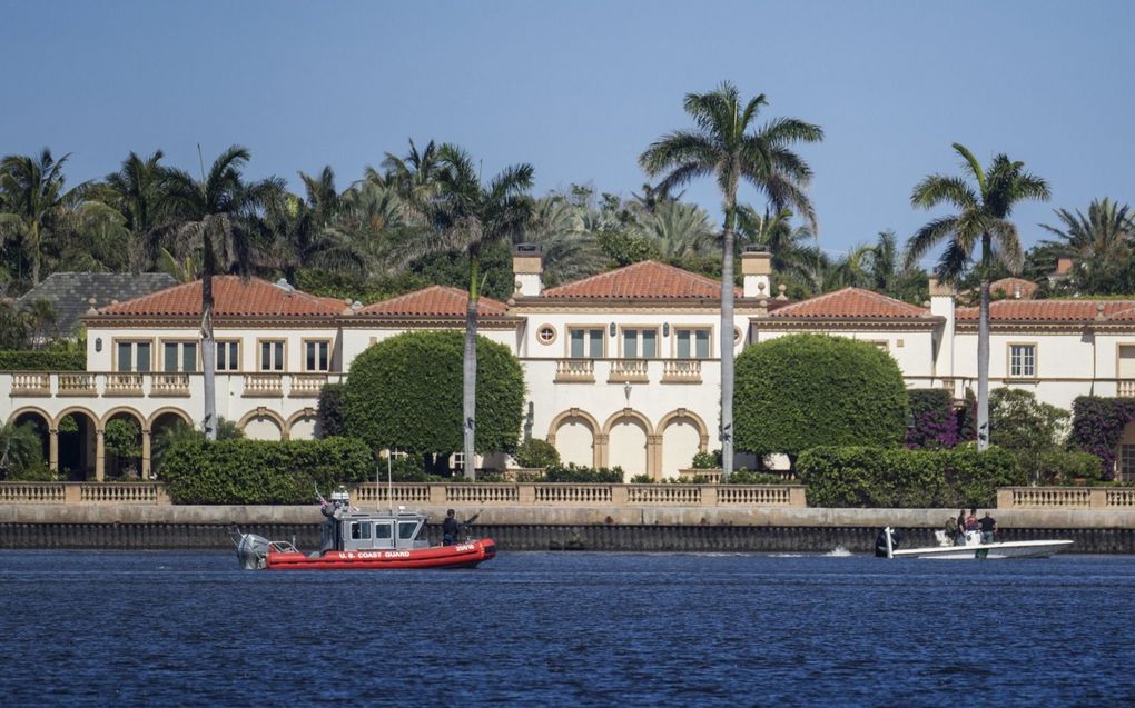 Donald Trumps villa Mar-a-Lago, hier op archiefbeeld. De FBI doorzocht het huis maandag. De oud-president spreekt van een politiek gemotiveerde inval, maar de dienst spreekt dat tegen en zegt dat rechters hiervoor bevel geven. beeld EPA, Cristobal Herrera