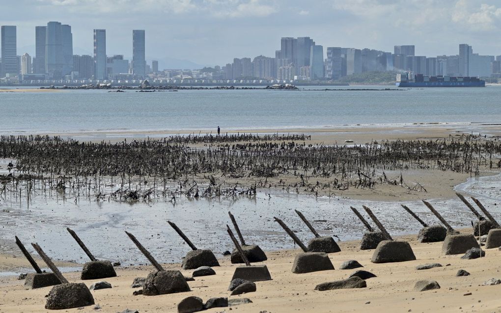 De kust van Taiwan die uitkijkt op het Chinese vasteland, zo'n drie kilometer verderop. beeld AFP, Sam Yeh