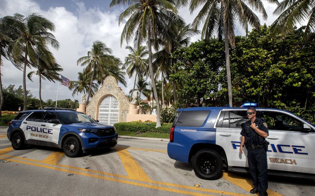 Politie bij het huis van Trump. beeld EPA, CRISTOBAL HERRERA-ULASHKEVICH