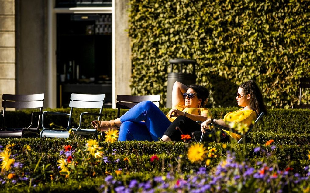 Mensen genieten van warm najaarsweer. beeld ANP, REMKO DE WAAL