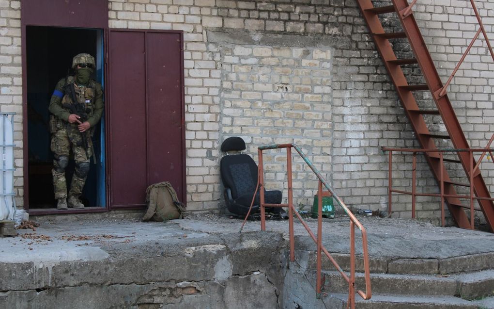Een Oekraïense soldaat houdt de wacht bij een dorp in de buurt van Mykolajiv. beeld Floris Akkerman