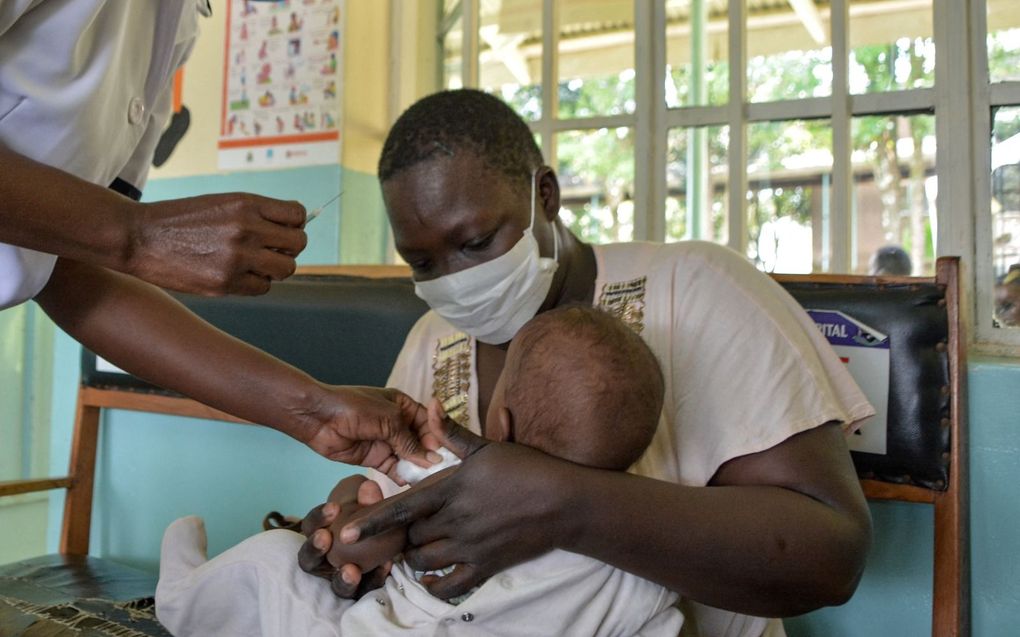 Een Keniaans kind krijgt een prik tegen malaria. Het vaccin is in oktober 2021 goedgekeurd voor gebruik bij jonge kinderen. beeld AFP, Brian Ongoro