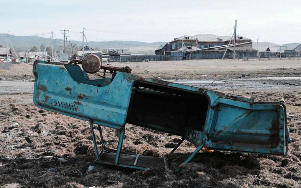 „Rusland moderniseert niet maar laat de bevolking lijden onder belabberde sociale voorzieningen.” Foto: een oude SMZ cyclecar invalidenwagen uit Soviettijd in de modder van het Baikalmeer. beeld iStock