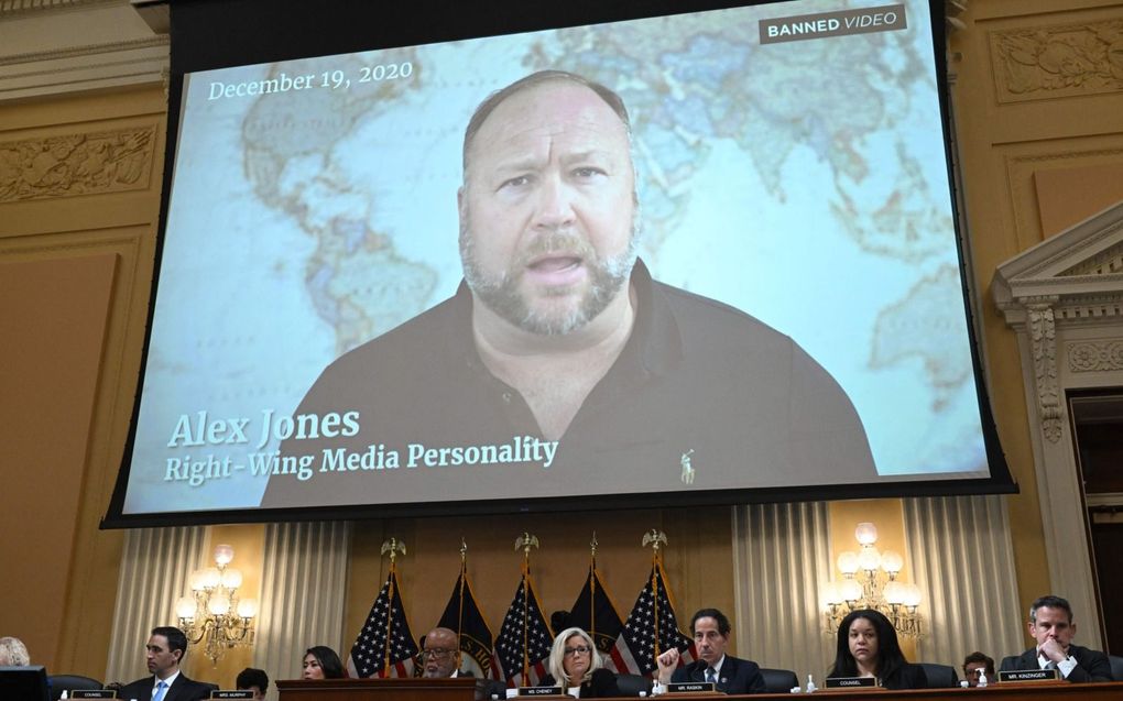 Jones beweerde op zijn populaire site Infowars dat het verhaal over een schietpartij in 2012 verzonnen was. Hij moet de ouders nu een forse schadevergoeding betalen.  beeld AFP, Saul Loeb