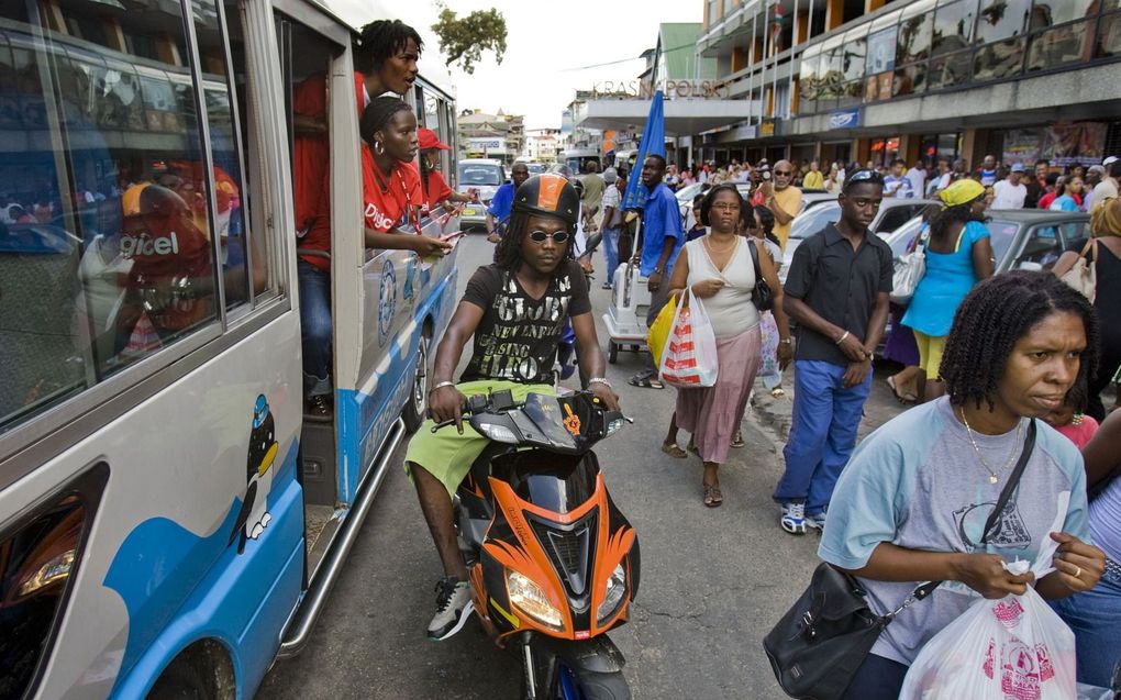 Drukte in het centrum van Paramaribo. beeld ANP, Ed Oudenaarden
