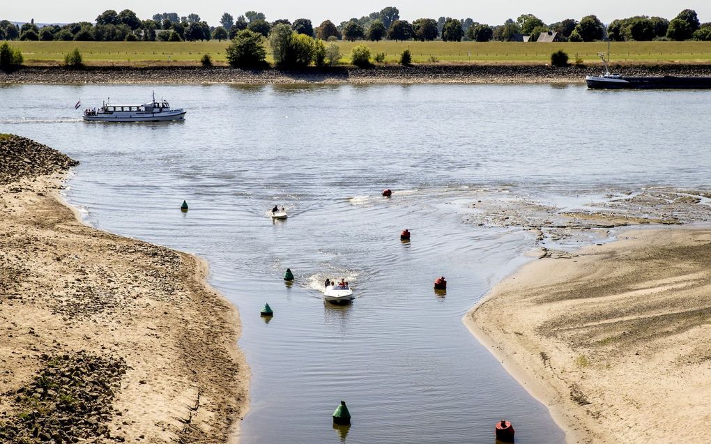 Droogte langs de Rijn. De binnenvaart ondervindt flinke hinder door de lage waterstanden waardoor er minder containers kunnen worden vervoerd over een groot deel van de Rijn in Duitsland. De Rijn is de belangrijkste route voor het vervoer van goederen uit de havens van Rotterdam, Amsterdam en Antwerpen naar de industriegebieden in het westen van Duitsland en ook naar Zwitserland. beeld ANP, Koen van Weel