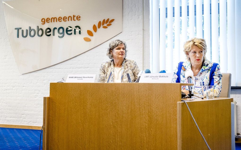 Burgemeester Wilmien Haverkamp en wethouder Ursula Bekhuis (portefeuillehouder asielzoekers) (rechts) staan de pers te woord over de aanwijzing van het hotel in Albergen, gemeente Tubbergen, als locatie voor de opvang van asielzoekers zonder akkoord van de gemeente. beeld ANP, SEM VAN DER WAL