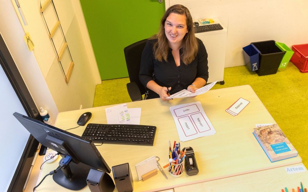 Janine van Dijke is druk met de voorbereidingen voor het nieuwe schooljaar. Ze gaat lesgeven aan een taalklas met Oekraïense kinderen. beeld Erik Kottier