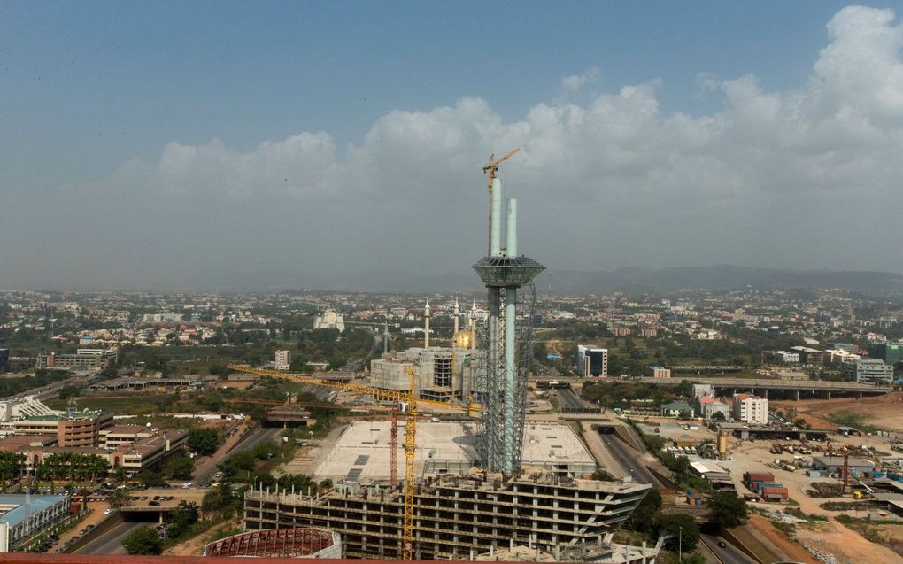 Skyline van Abuja of Aboedja, de hoofdstad van Nigeria in westelijk Afrika. beeld RD, Henk Visscher