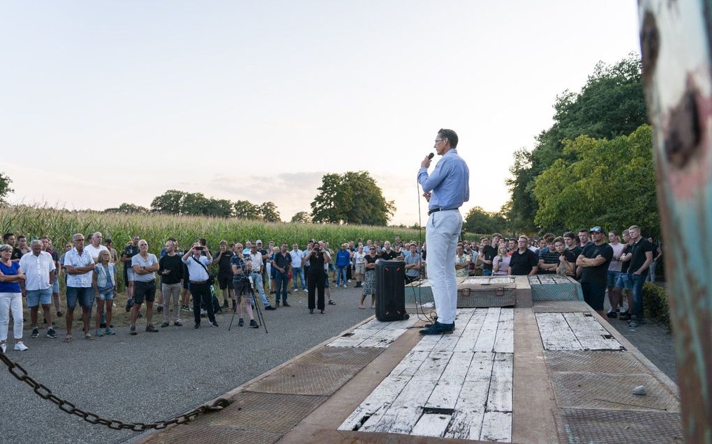 Bewoners bij het hotel in Albergen in de gemeente Tubbergen, dat is aangekocht door het Centraal Orgaan opvang asielzoekers COA, luisteren donderdag naar Joost Eerdmans (JA21) tijdens een plaatselijk protest tegen de komst van asielzoekers. beeld ANP, JEROEN JUMELET