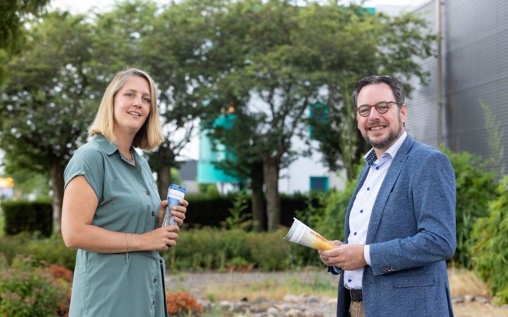 Ds. E. Hoebe-de Waard en ds. W. G. van Iperen, respectievelijk redacteur en hoofdredacteur van Ouderlingenblad dat honderd jaar bestaat. beeld RD, Anton Dommerholt