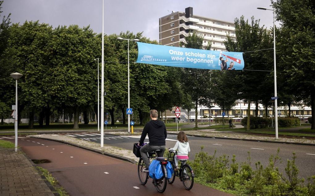 Niemand kan de boodschap van de jaarlijkse campagne van Veilig Verkeer Nederland ontgaan: de scholen beginnen bijna weer; let op de kinderen. beeld ANP, Ramon van Flymen