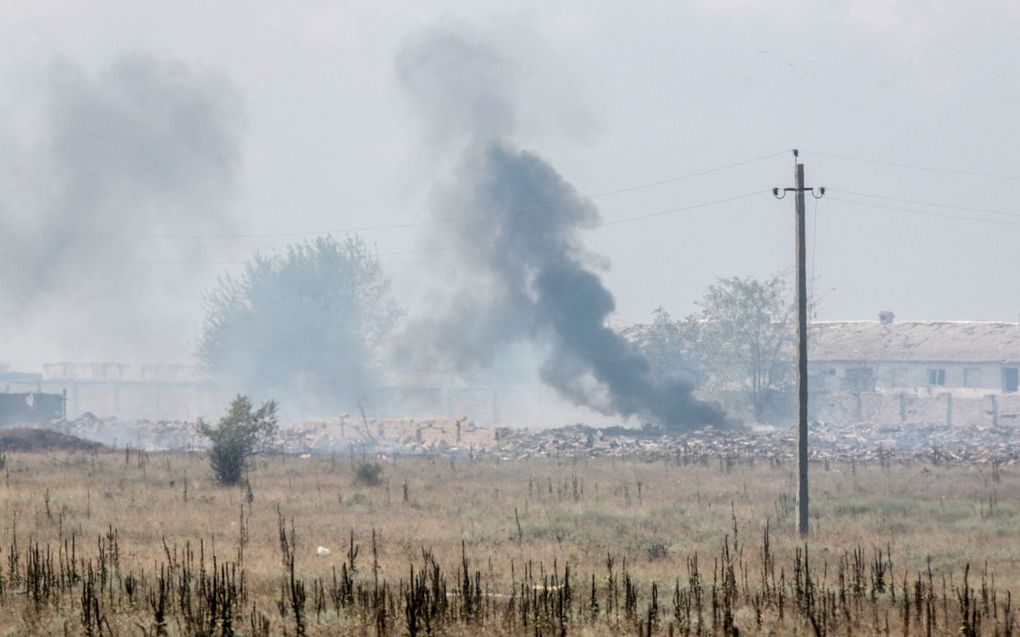 Zwarte rookwolken boven Dzjankoj op de Krim. Op 16 augustus vonden er explosies plaats bij een munitiedepot.  beeld Stringer/AFP