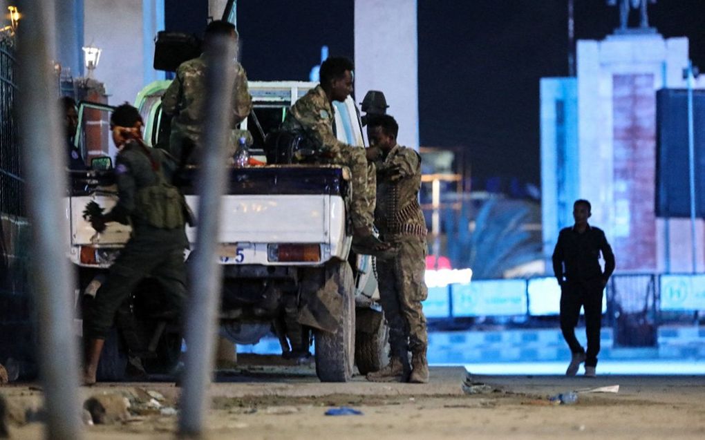 Veiligheidstroepen patrouilleren in de buurt van het Hayat Hotel na een aanval door Al-Shabaab strijders in Mogadishu. beeld AFP, Hassan Ali Elmi