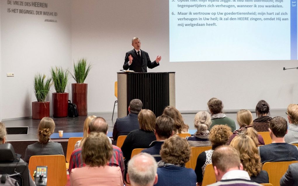 Toen nog student H. J. Agteresch spreekt in 2016 tijdens een BaZ-avond in Goes over advent. beeld Dirk-Jan Gjeltema