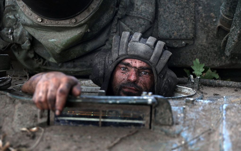 Een Oekraïense militair in een tank in de regio Donetsk. Beeld AFP, ANATOLII STEPANOV