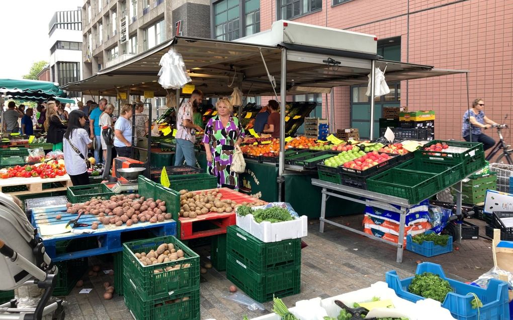 Drukte bij de groente- en fruitkraam in Leeuwarden. beeld Lodewijk Born