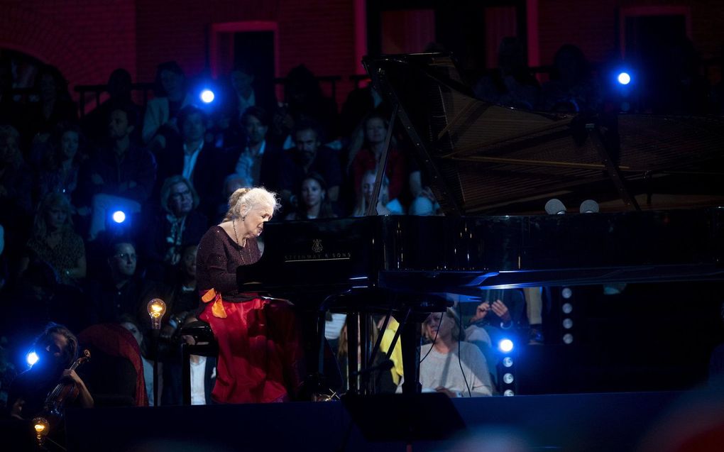 Concertpianiste Barbara Nissman tijdens de veertigste editie van het Prinsengrachtconcert. beeld ANP, Evert Elzinga