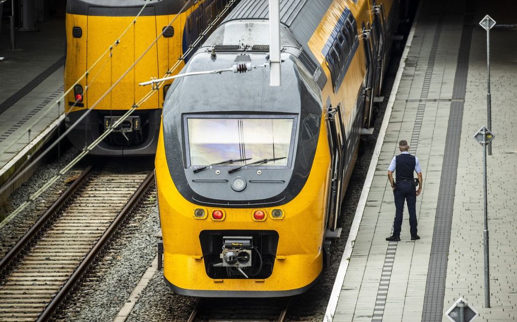 Een intercity van NS met rijdend personeel op Station Utrecht Centraal. Personeel van de Nederlandse Spoorwegen legt plaatselijk het werk neer. Het gaat om estafettestakingen van 24 uur. De acties volgen op de stukgelopen cao-onderhandelingen tussen NS en vakbonden FNV, CNV en VVMC. beeld ANP, Vincent Jannink