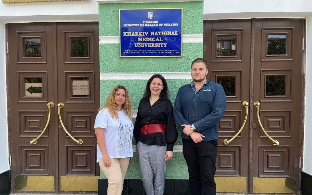 V.l.n.r. aankomend studente Palina (16), Viktoria Golovatsjova en student geneeskunde Bogdan Ponomar (21) voor de medische universiteit in Charkiv. beeld Michiel Driebergen