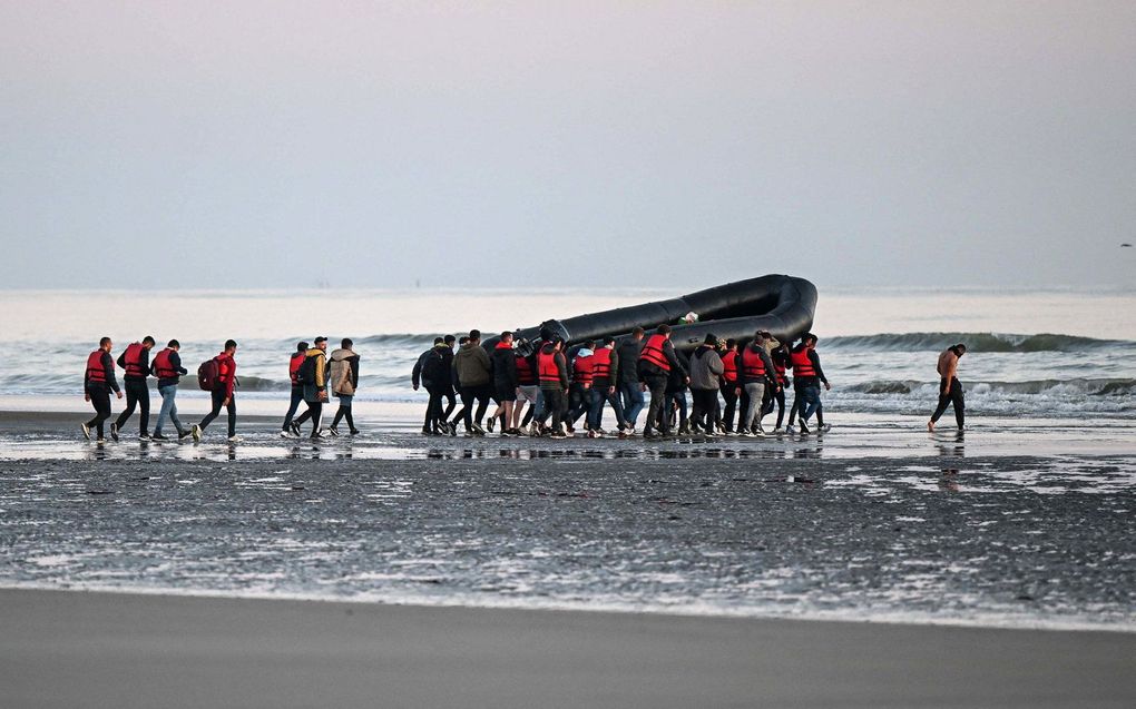 Migranten pogen vanaf een Frans strand de oversteek te wagen naar het Verenigd Koninkrijk. beeld AFP, Denis Charlet