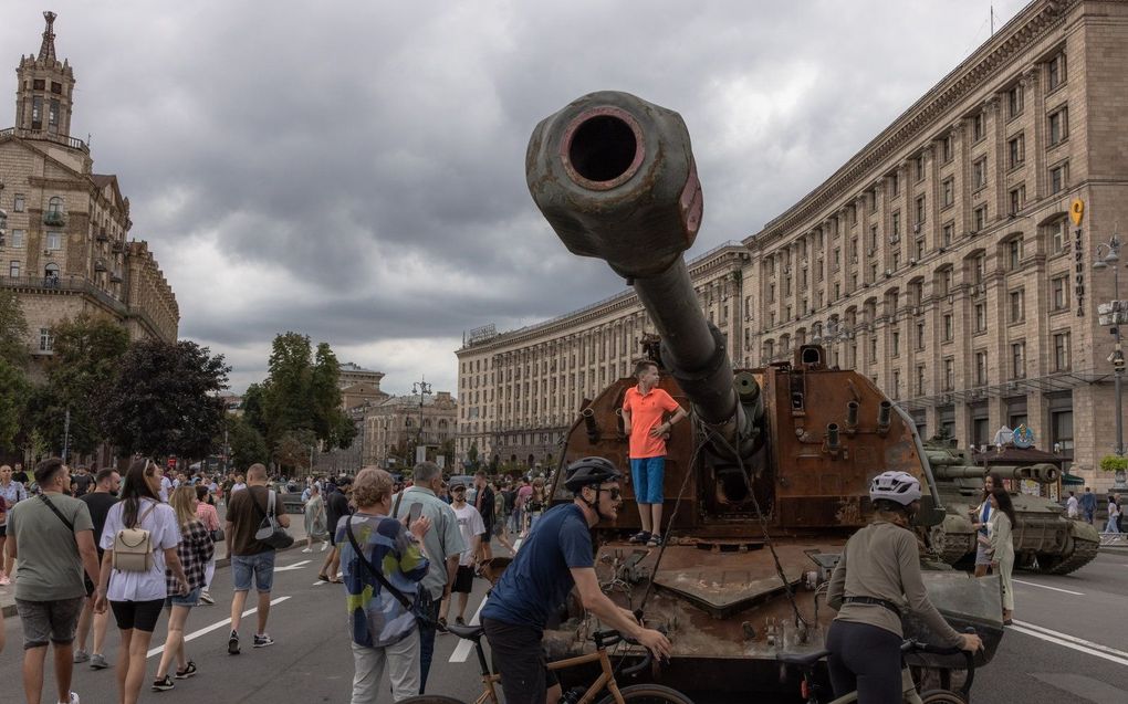 Oekraïne plaatste vernietigde Russische militaire voertuigen in het centrum van Kiev ter gelegenheid van de onafhankelijkheidsdag. beeld EPA, Roman Pilipey