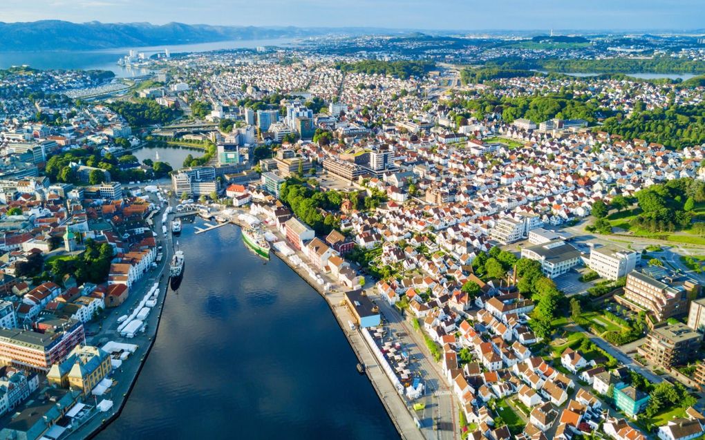 „De Dutch Disease is het grote schrikbeeld voor de Noorse politiek. Daarom gaan alle baten van olie en gas naar een fonds waarmee men duurzaam investeert.” Foto: Industriestad Stavanger. beeld iStock