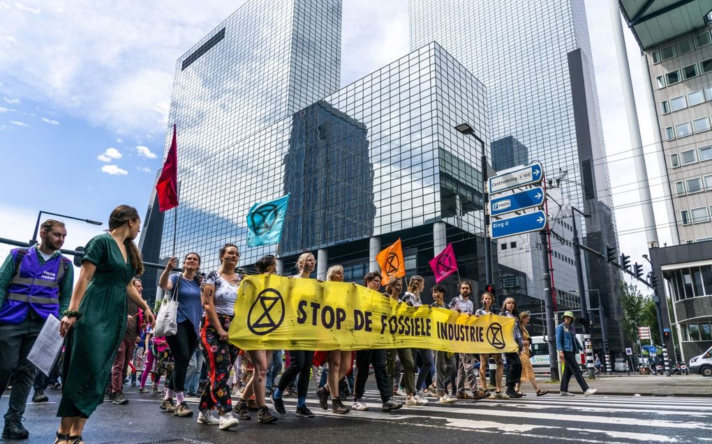 „De existentiële ”multi-crisis” kunnen we niet polderen maar vraagt een systeemverandering. Zoeken naar consensus in plaats van compromis.” Foto: protest van Extinction Rebellion. beeld ANP, Jeroen Jumelet