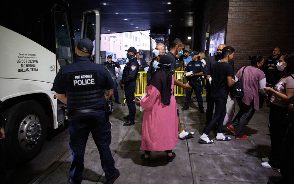 Een bus asielzoekers uit Texas komt aan in New York. Sinds april arriveerden zo’n duizend migranten in New York. De burgemeester suggereerde onlangs om als tegenzet een bus New Yorkers naar Texas te sturen om kiezers over te halen hun gouverneur weg te stemmen. beeld Sipa USA, Karla Coté