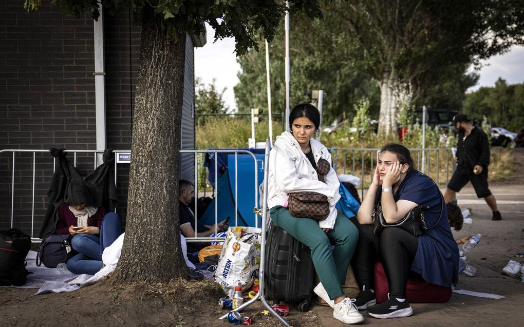 Asielzoekers wachten tot er een plek voor hen is in het aanmeldcentrum in Ter Apel.  Dat zit al tijden overvol. beeld ANP, Ramon van Flymen