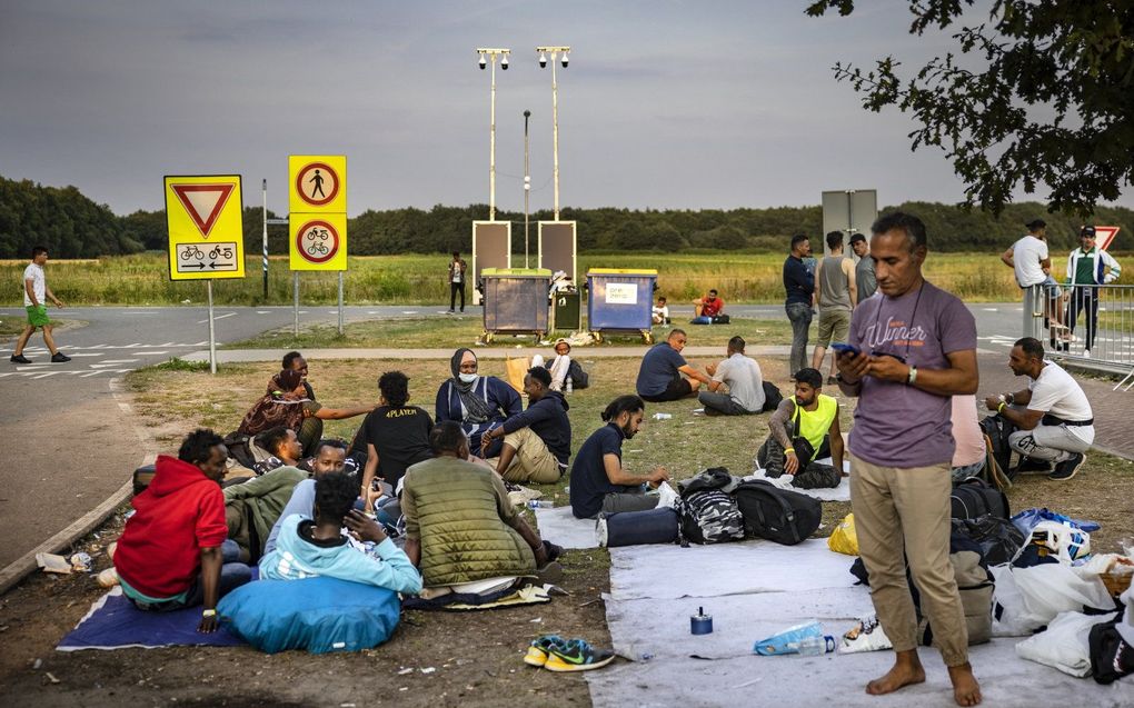 Asielzoekers bij het aanmeldcentrum. beeld ANP, RAMON VAN FLYMEN