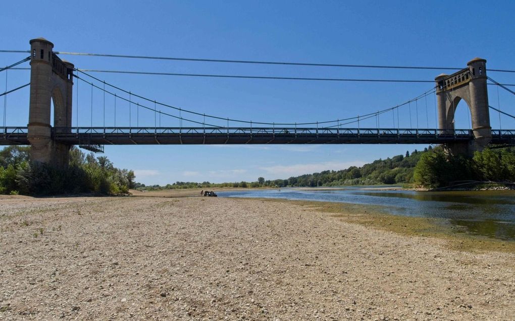 Het opgedroogde rivierbed van de Loire bij Langeais in Frankrijk. beeld AFP, Guillaume Souvant