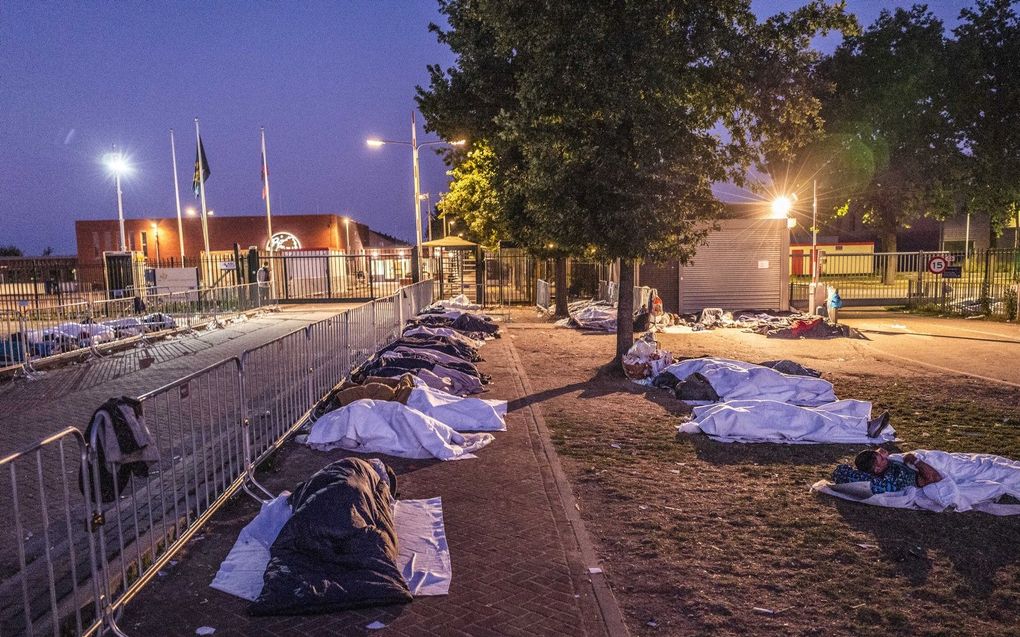 Honderden asielzoekers slapen buiten voor de poort bij het aanmeldcentrum in Ter Apel. beeld ANP, Vincent Jannink