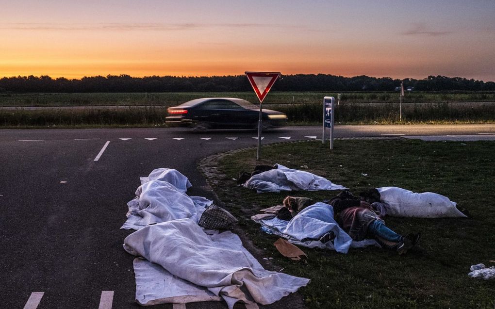 Honderden asielzoekers sliepen de afgelopen nachten buiten voor de poort bij het aanmeldcentrum voor asielzoekers in Ter Apel. beeld ANP, Vincent Jannink