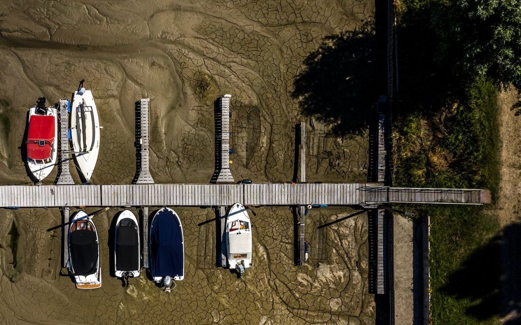 Boten in een drooggevallen haven bij Beusichem. beeld ANP, Remko de Waal