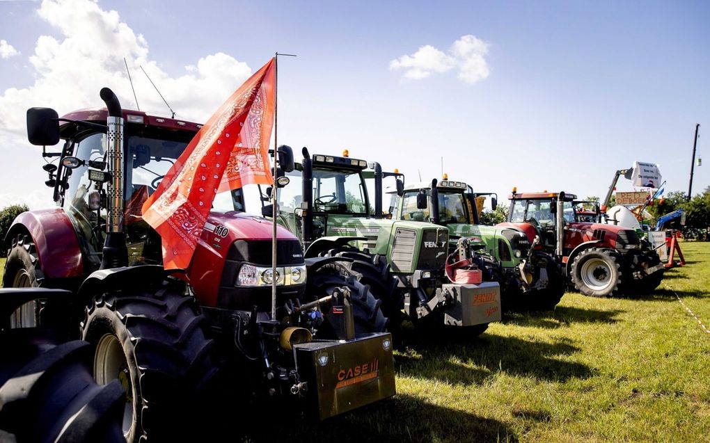 Tractors, even intimiderend als tanks. beeld ANP, Koen van Weel