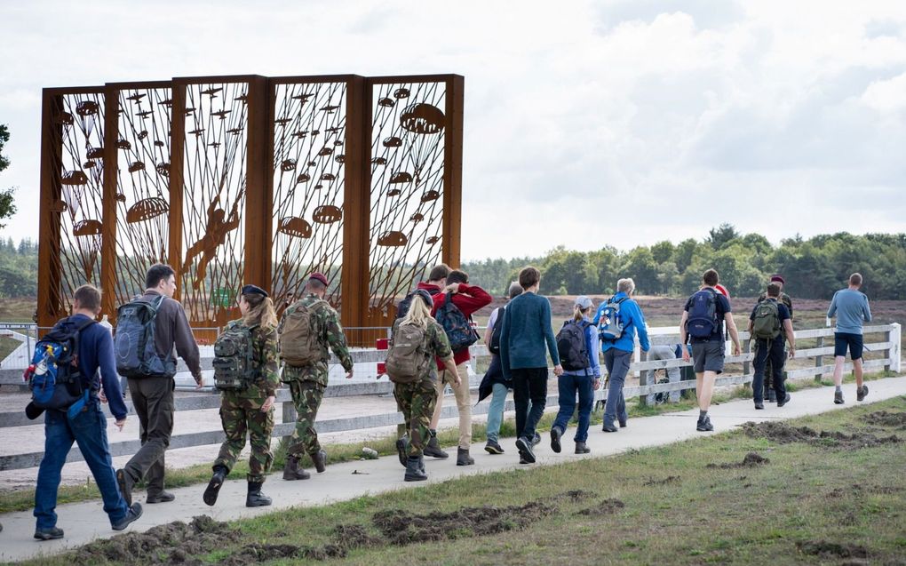 Wandelaars rusten uit tijdens Airborne Wandeltocht. beeld André Dorst