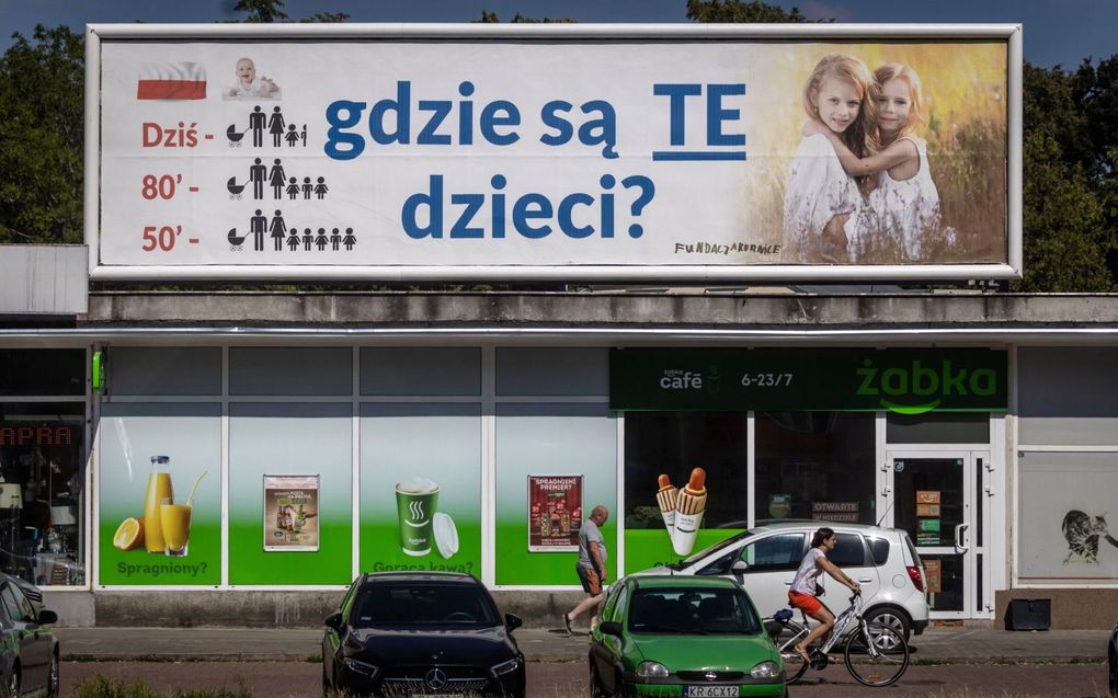 „Conservatieve politici proberen de links-liberale agenda in Polen terug te dringen en het traditionele huwelijk en andere traditionele waarden te bevorderen.” Foto: een bord in Warschau laat zien dat Poolse gezinnen steeds kleiner zijn geworden. beeld AFP, Wojtek Radwanski